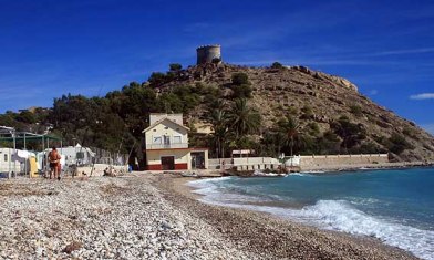 El cerro de la Malladeta con la Torre-Oficina del doctor en su cima, en una foto tomada desde la playa El Paraiso.